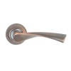 Дверная ручка на круг. накладке, модель R405, цвет ант. медь (AC)